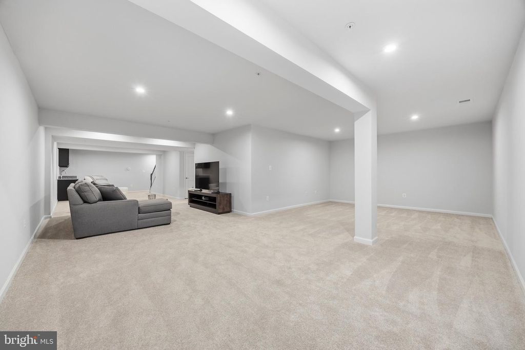 Image 35 of property listing at 500 TURNSTONE CT, Essex, MD 21221