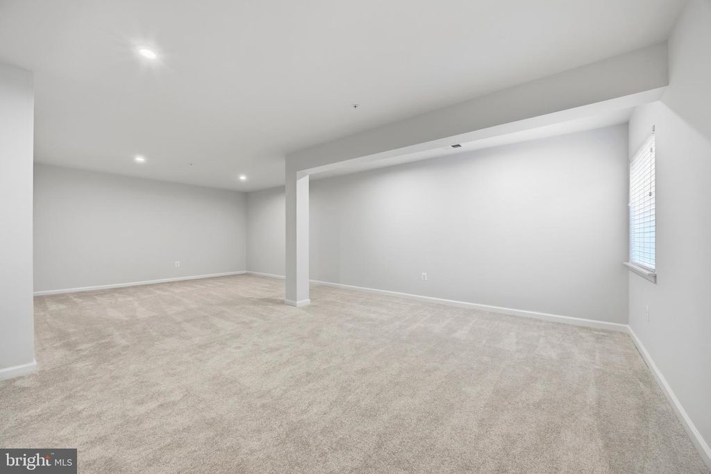 Image 36 of property listing at 500 TURNSTONE CT, Essex, MD 21221