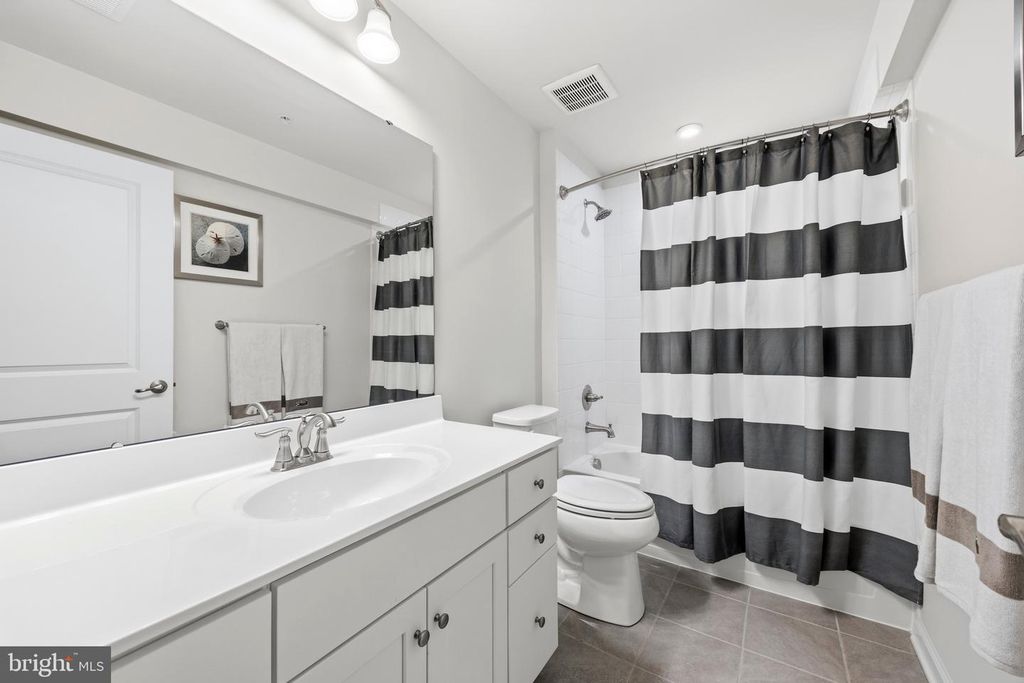 Image 37 of property listing at 500 TURNSTONE CT, Essex, MD 21221