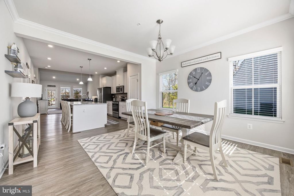 Image 6 of property listing at 500 TURNSTONE CT, Essex, MD 21221