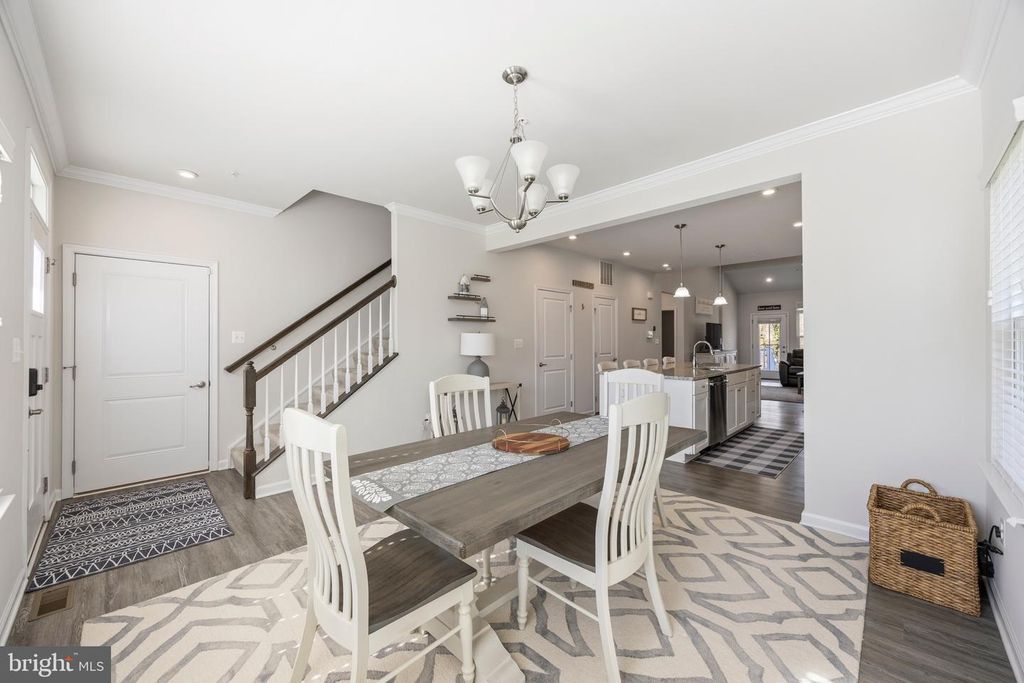 Image 9 of property listing at 500 TURNSTONE CT, Essex, MD 21221