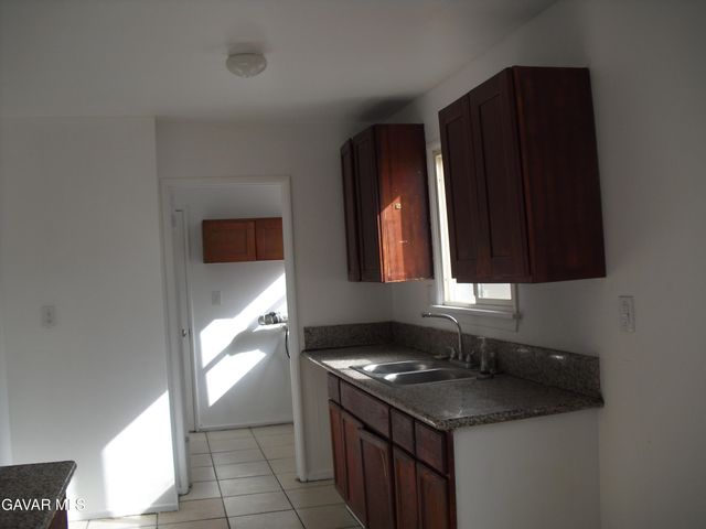 724 W H-10, Lancaster, CA 93534