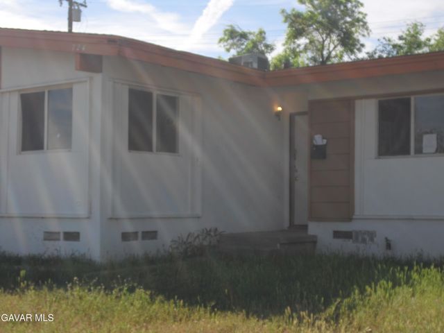 724 W H-10, Lancaster, CA 93534