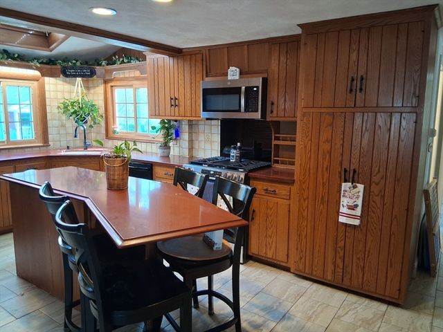 13 Meadowview Road, Foxboro, MA 02035