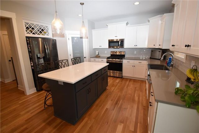 2018 SW Farm Field Lane, Lee's Summit, MO 64082