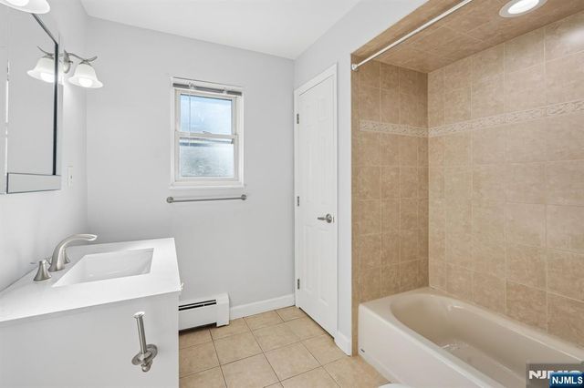 39 Manchester Court 122, Wayne, NJ 07470