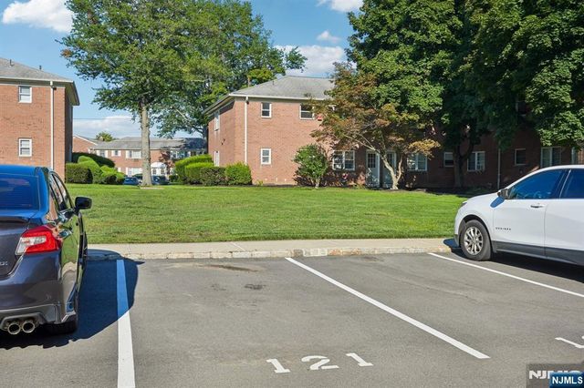 39 Manchester Court 122, Wayne, NJ 07470