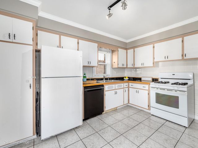 10264 Pelham Street, Westchester, IL 60154