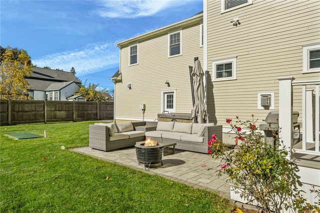 13 Vanderbilt Lane, Portsmouth, RI 02871