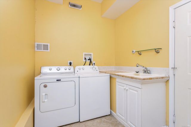 11 Scuppo Road 204, Danbury, CT 06811