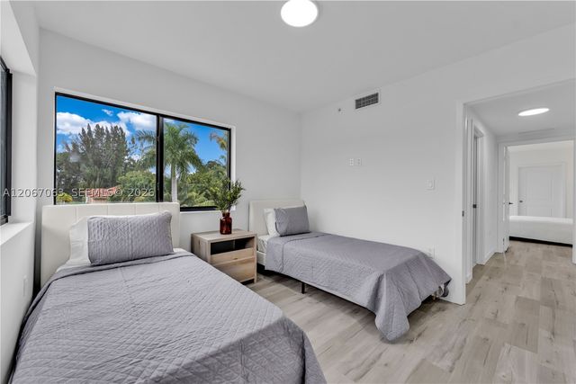155 NW 160TH ST TH 2, North Miami Beach, FL 33169