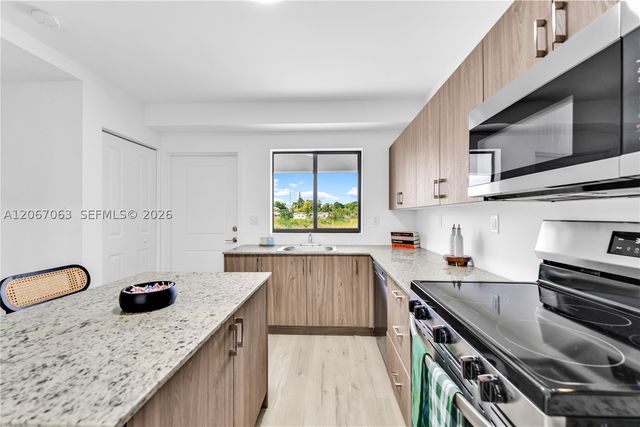 155 NW 160TH ST TH 2, North Miami Beach, FL 33169