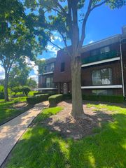 1412 Willow Lane 2, Westmont, IL 60559