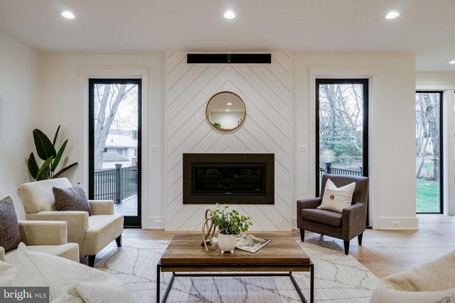 930 FAIRWAY DR NE, Vienna, VA 22180