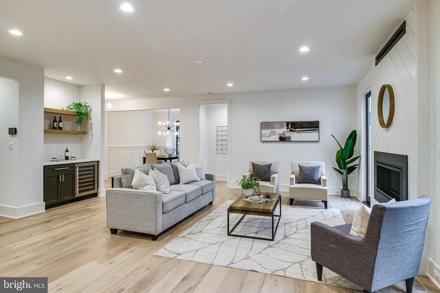 930 FAIRWAY DR NE, Vienna, VA 22180