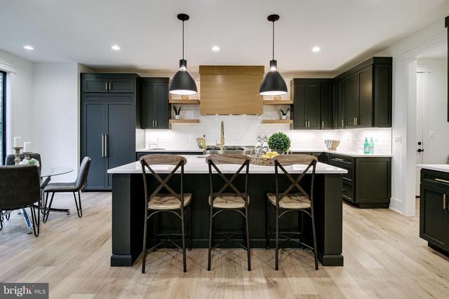 930 FAIRWAY DR NE, Vienna, VA 22180