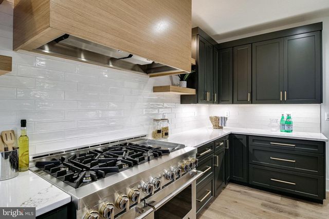 930 FAIRWAY DR NE, Vienna, VA 22180