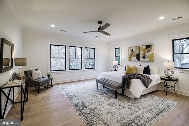 930 FAIRWAY DR NE, Vienna, VA 22180