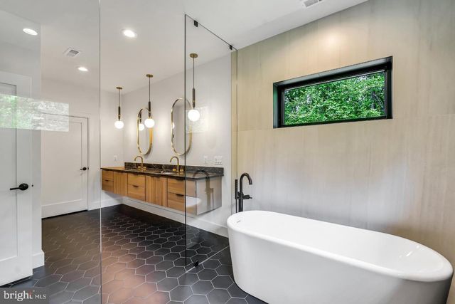 930 FAIRWAY DR NE, Vienna, VA 22180