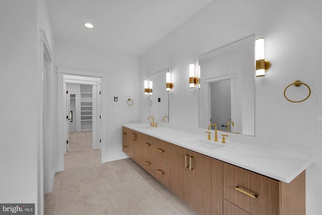 930 FAIRWAY DR NE, Vienna, VA 22180