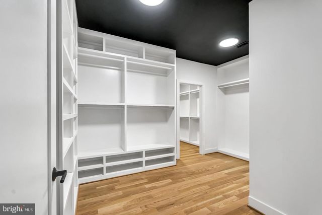 930 FAIRWAY DR NE, Vienna, VA 22180