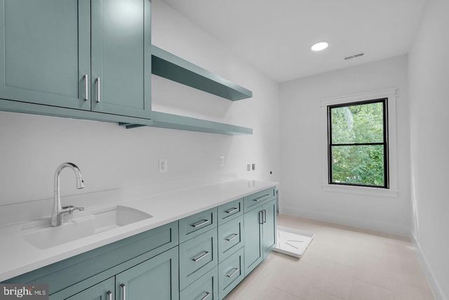 930 FAIRWAY DR NE, Vienna, VA 22180