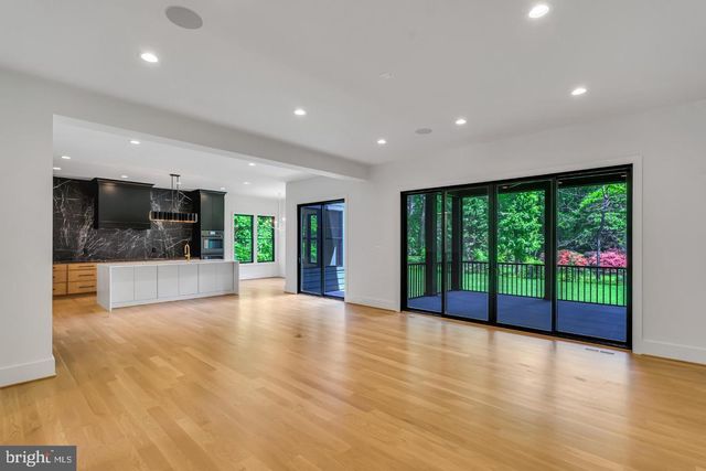 930 FAIRWAY DR NE, Vienna, VA 22180