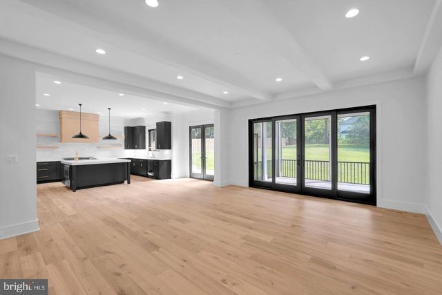 930 FAIRWAY DR NE, Vienna, VA 22180