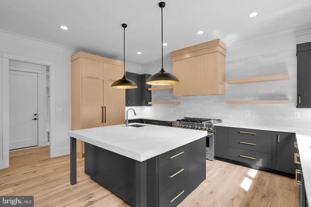 930 FAIRWAY DR NE, Vienna, VA 22180