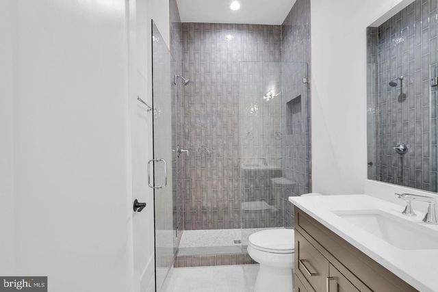 930 FAIRWAY DR NE, Vienna, VA 22180