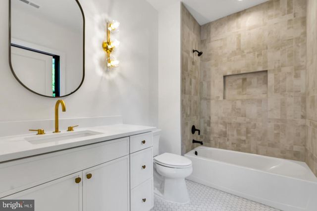 930 FAIRWAY DR NE, Vienna, VA 22180