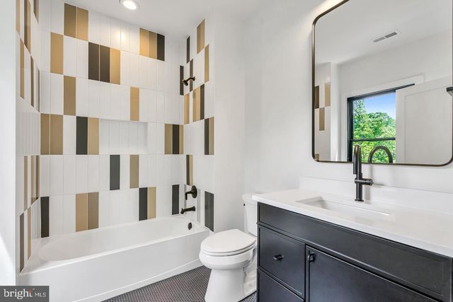 930 FAIRWAY DR NE, Vienna, VA 22180