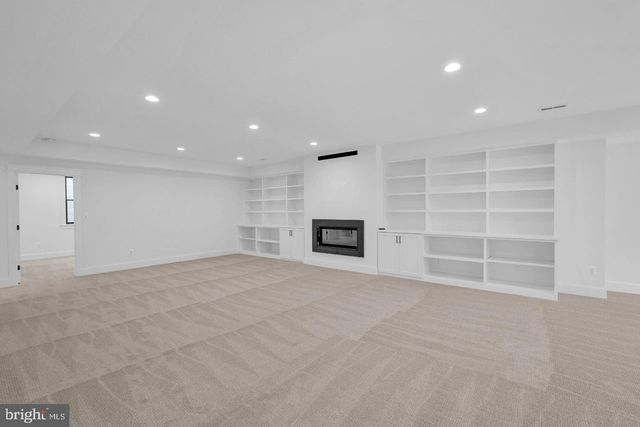 930 FAIRWAY DR NE, Vienna, VA 22180