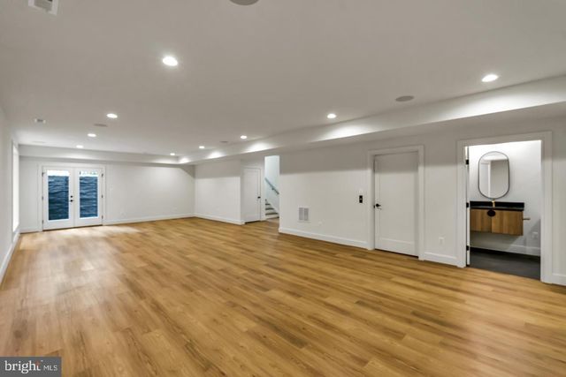 930 FAIRWAY DR NE, Vienna, VA 22180