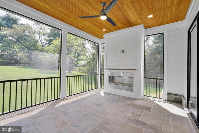 930 FAIRWAY DR NE, Vienna, VA 22180