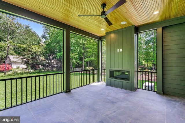 930 FAIRWAY DR NE, Vienna, VA 22180