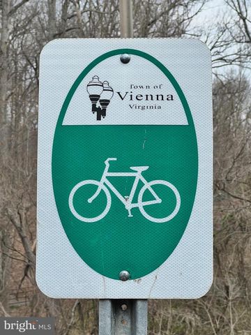 930 FAIRWAY DR NE, Vienna, VA 22180