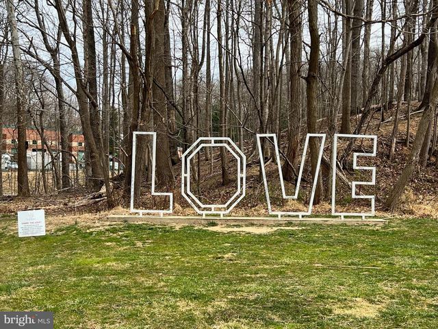 930 FAIRWAY DR NE, Vienna, VA 22180