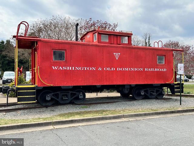 930 FAIRWAY DR NE, Vienna, VA 22180