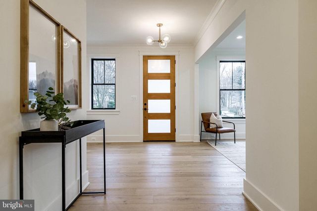 930 FAIRWAY DR NE, Vienna, VA 22180