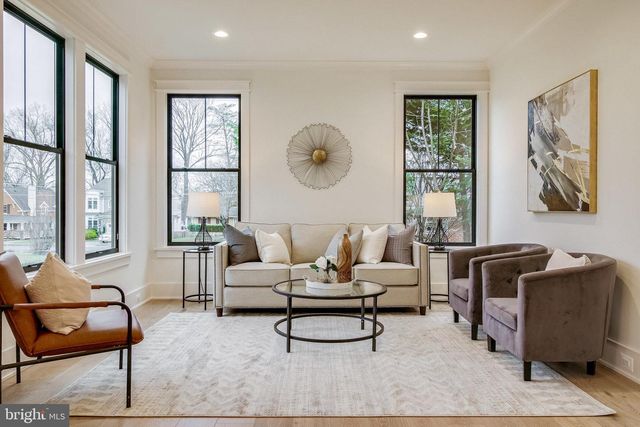 930 FAIRWAY DR NE, Vienna, VA 22180