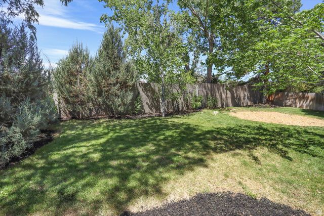 8938 S MANCHESTER LN, Sandy, UT 84093