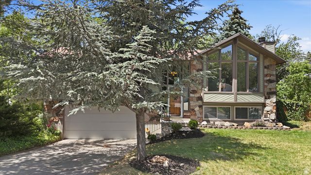 8938 S MANCHESTER LN, Sandy, UT 84093