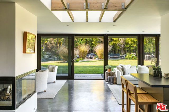2220 Banyan Drive, Los Angeles, CA 90049