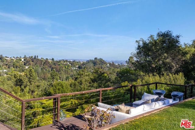 2220 Banyan Drive, Los Angeles, CA 90049