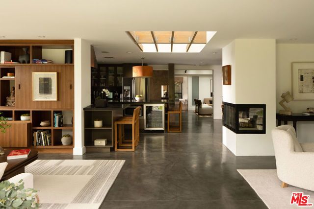 2220 Banyan Drive, Los Angeles, CA 90049