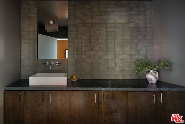 2220 Banyan Drive, Los Angeles, CA 90049