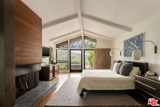 2220 Banyan Drive, Los Angeles, CA 90049