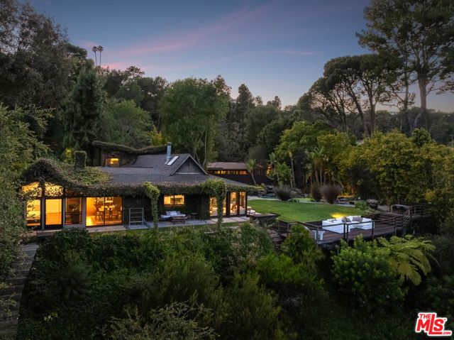 2220 Banyan Drive, Los Angeles, CA 90049