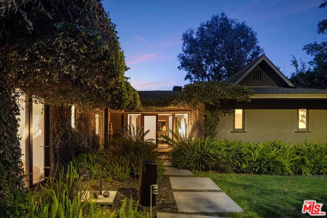 2220 Banyan Drive, Los Angeles, CA 90049